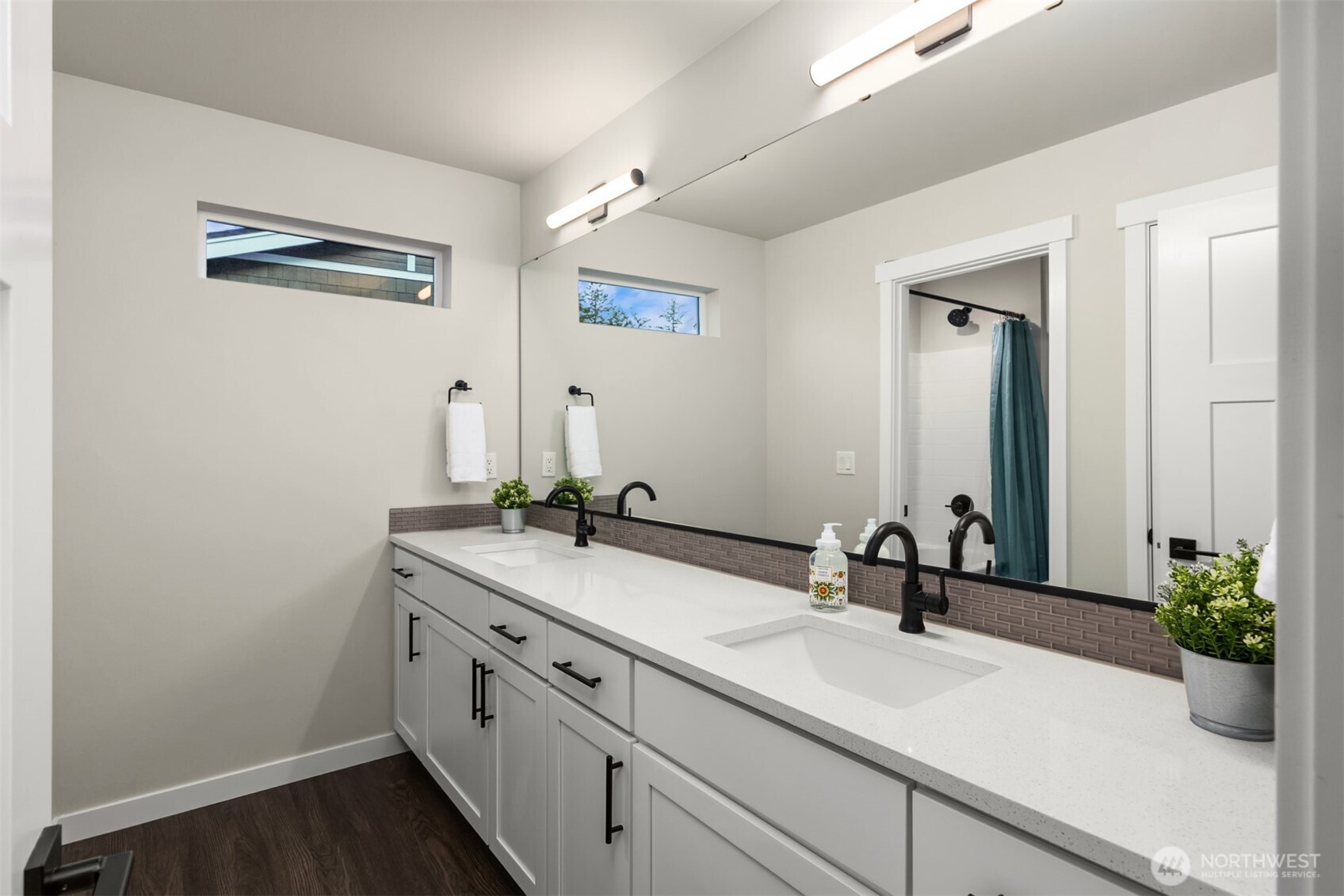 1762 NE Crystallia Court , Poulsbo, WA 98370