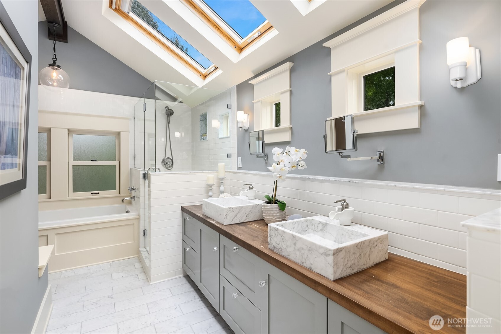 4018 2nd Avenue NE, Seattle, WA 98105