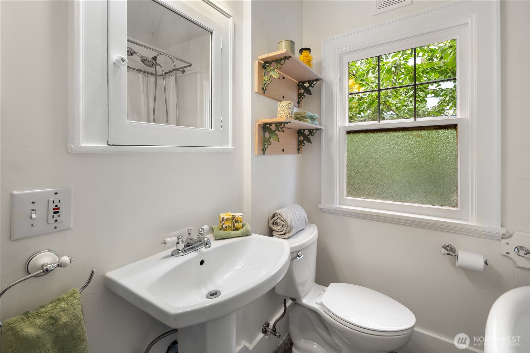7529 32nd Avenue NW, Seattle, WA 98117