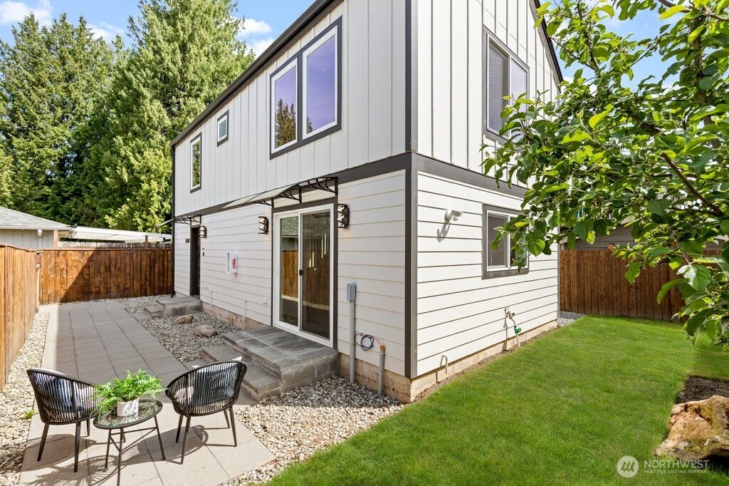 14338 Ashworth Avenue N #B, Seattle, WA 98133-7124