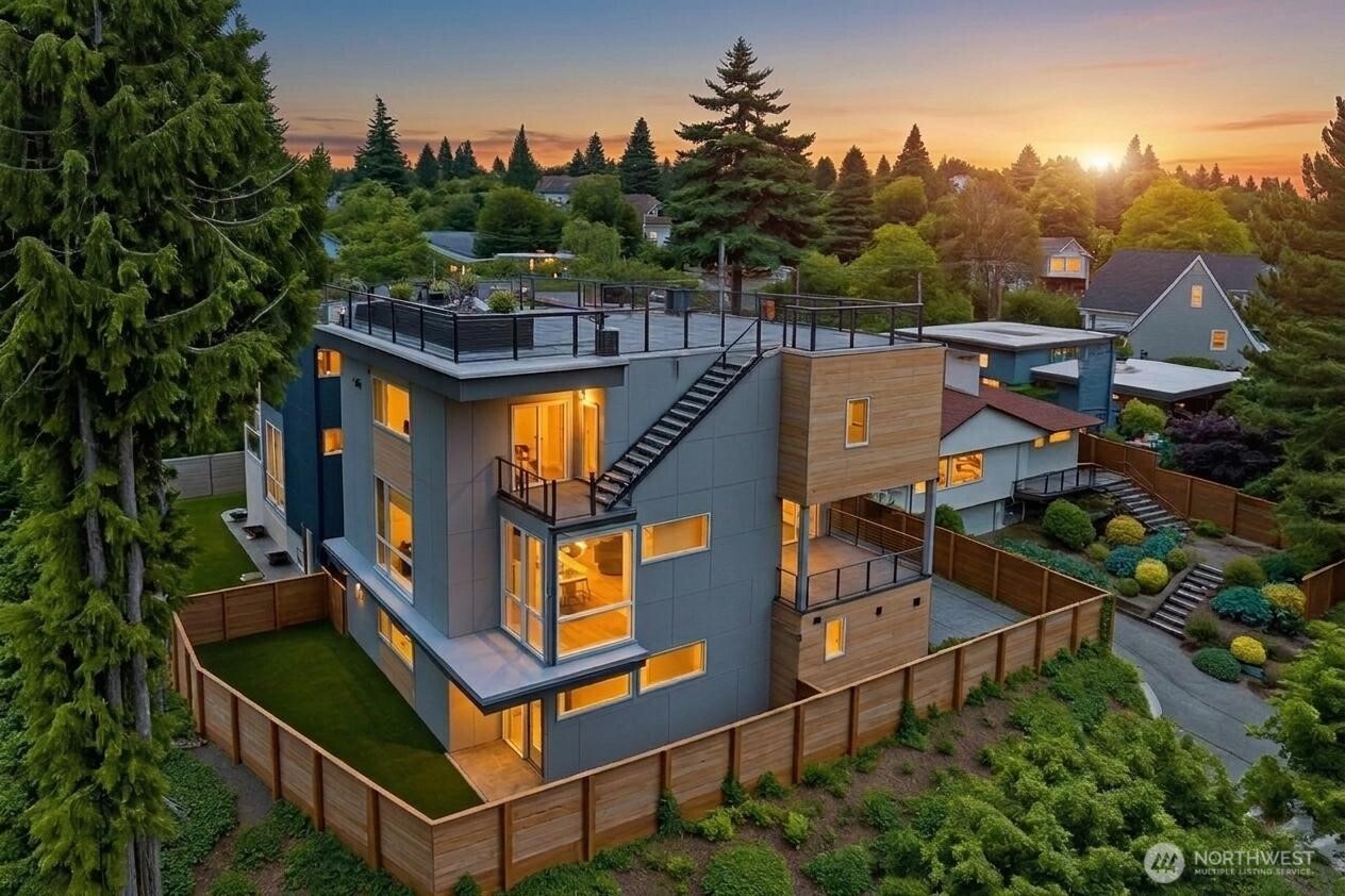 3319 W ELMORE Street , Seattle, WA 98199