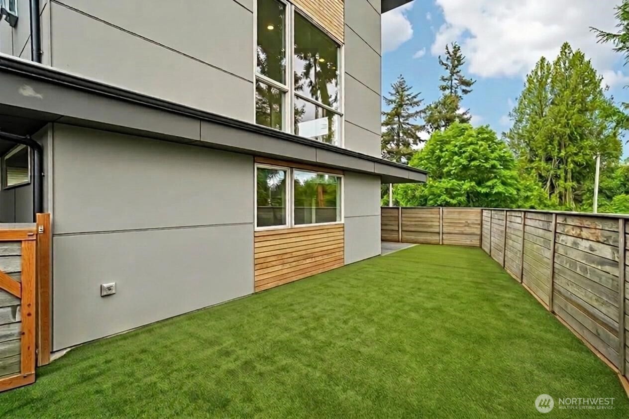 3319 W ELMORE Street , Seattle, WA 98199