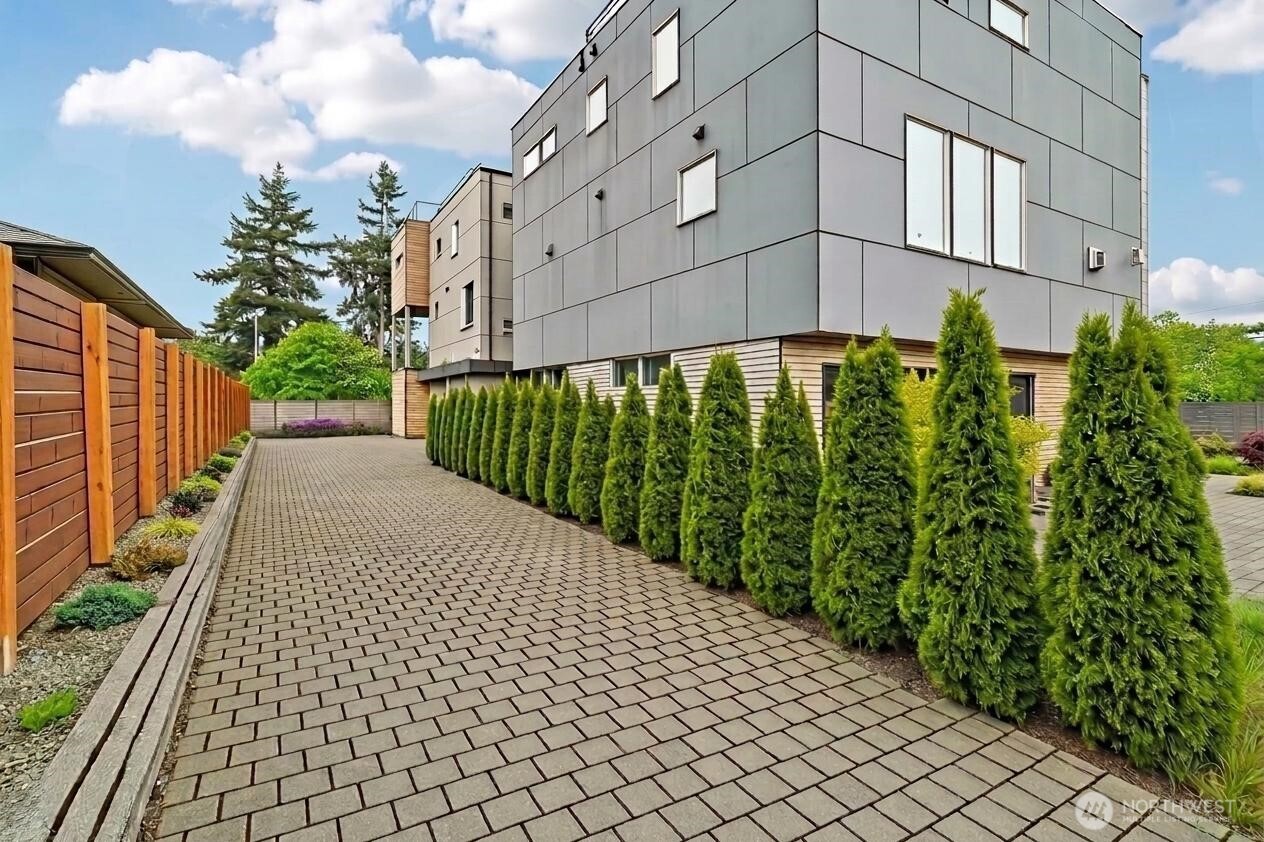 3319 W ELMORE Street , Seattle, WA 98199
