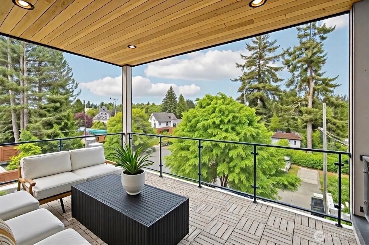 3319 W ELMORE Street , Seattle, WA 98199