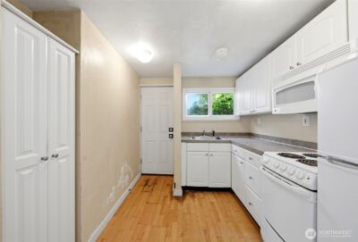 10330 Stone Avenue N, Seattle, WA 98133 - Photo 12