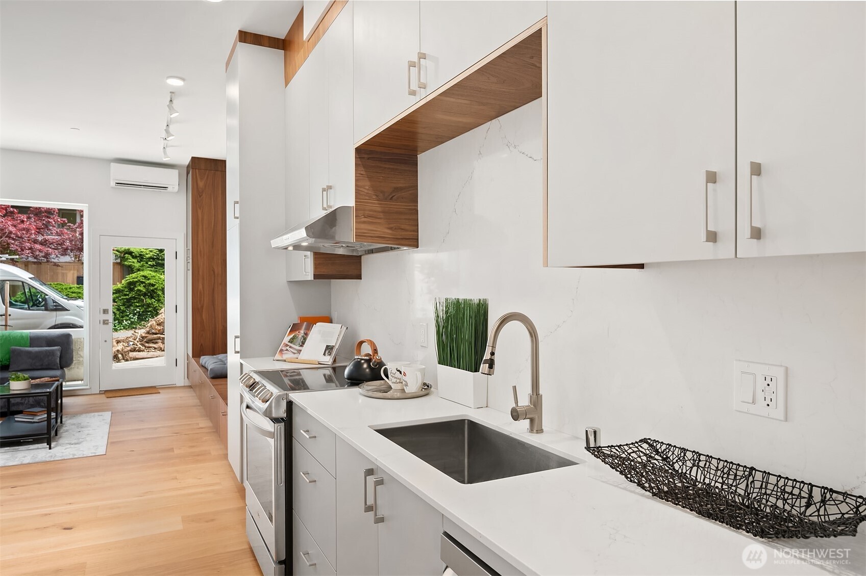 633 13th Avenue E, Seattle, WA 98102