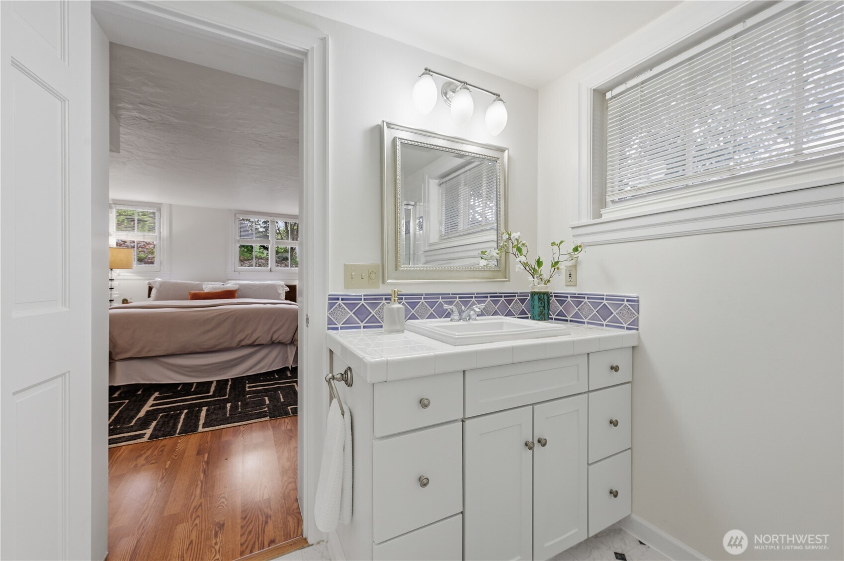 7550 21st Avenue NE, Seattle, WA 98115-4502