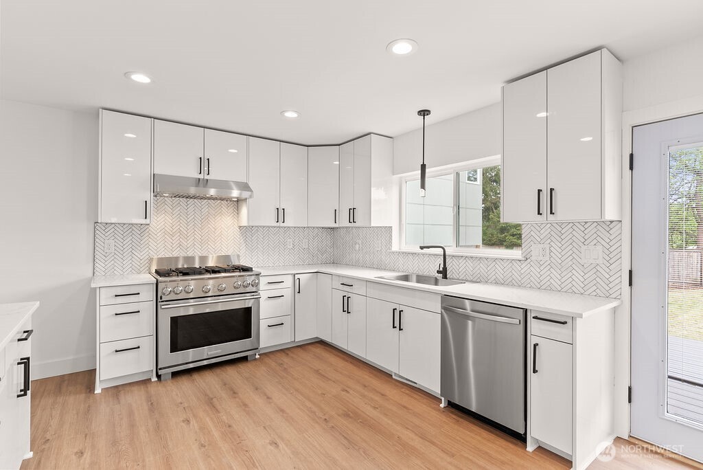 8327 44th Avenue S, Seattle, WA 98118-2740