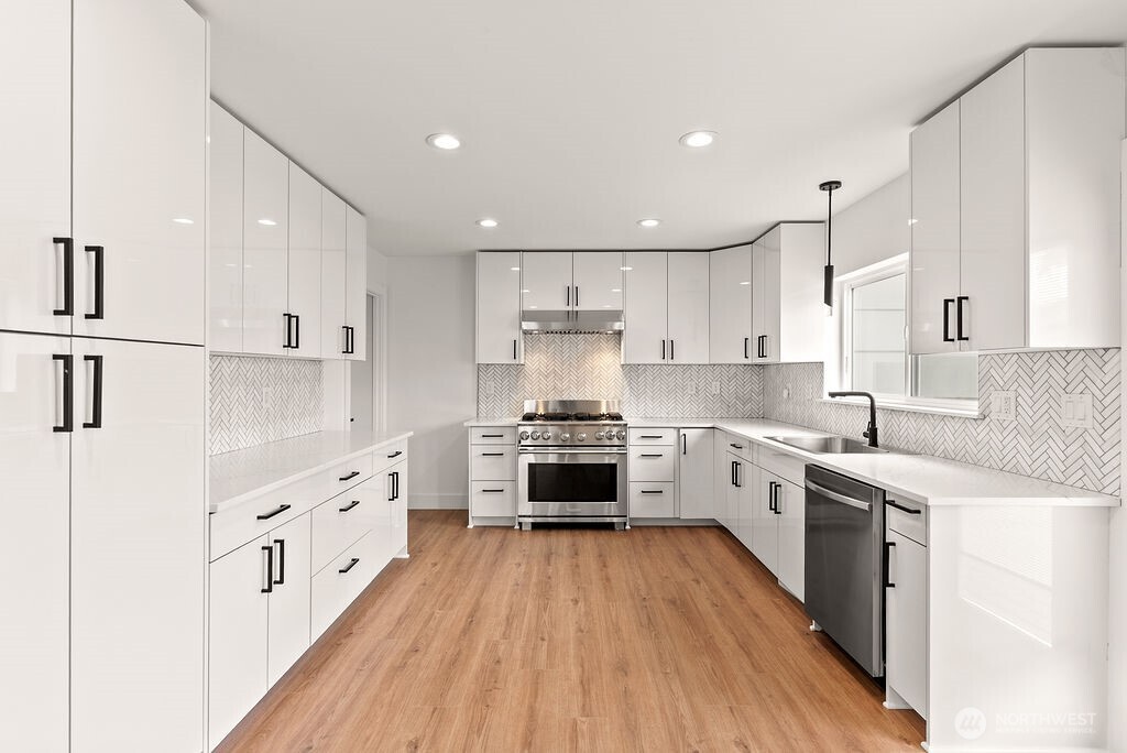 8327 44th Avenue S, Seattle, WA 98118-2740