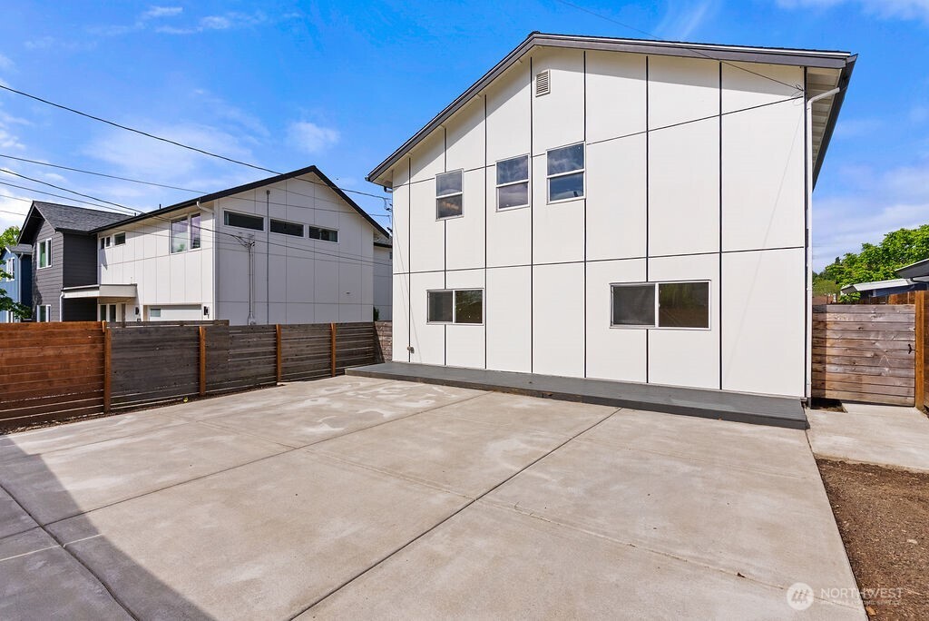 8327 44th Avenue S, Seattle, WA 98118-2740