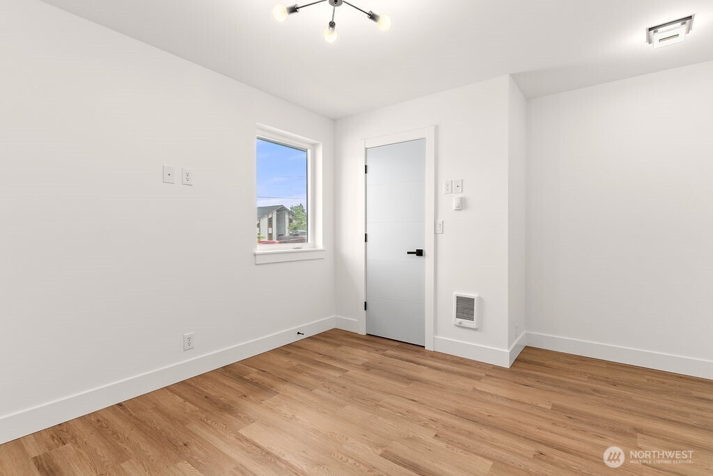 8327 44th Avenue S, Seattle, WA 98118-2740