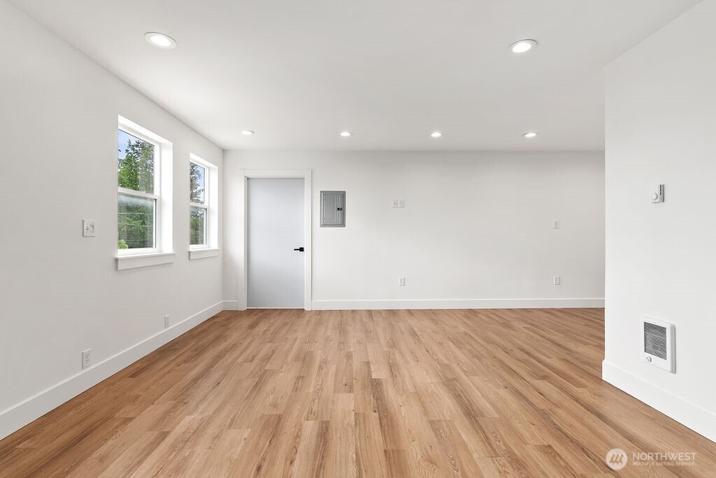 8327 44th Avenue S, Seattle, WA 98118-2740