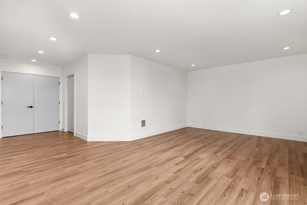 8327 44th Avenue S, Seattle, WA 98118-2740