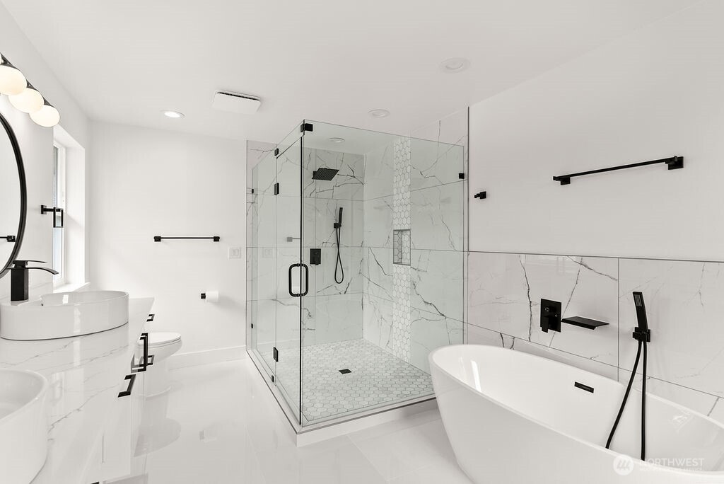8327 44th Avenue S, Seattle, WA 98118-2740