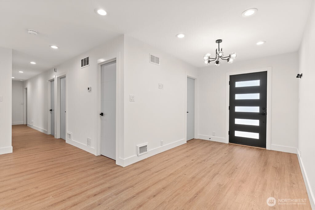 8327 44th Avenue S, Seattle, WA 98118-2740