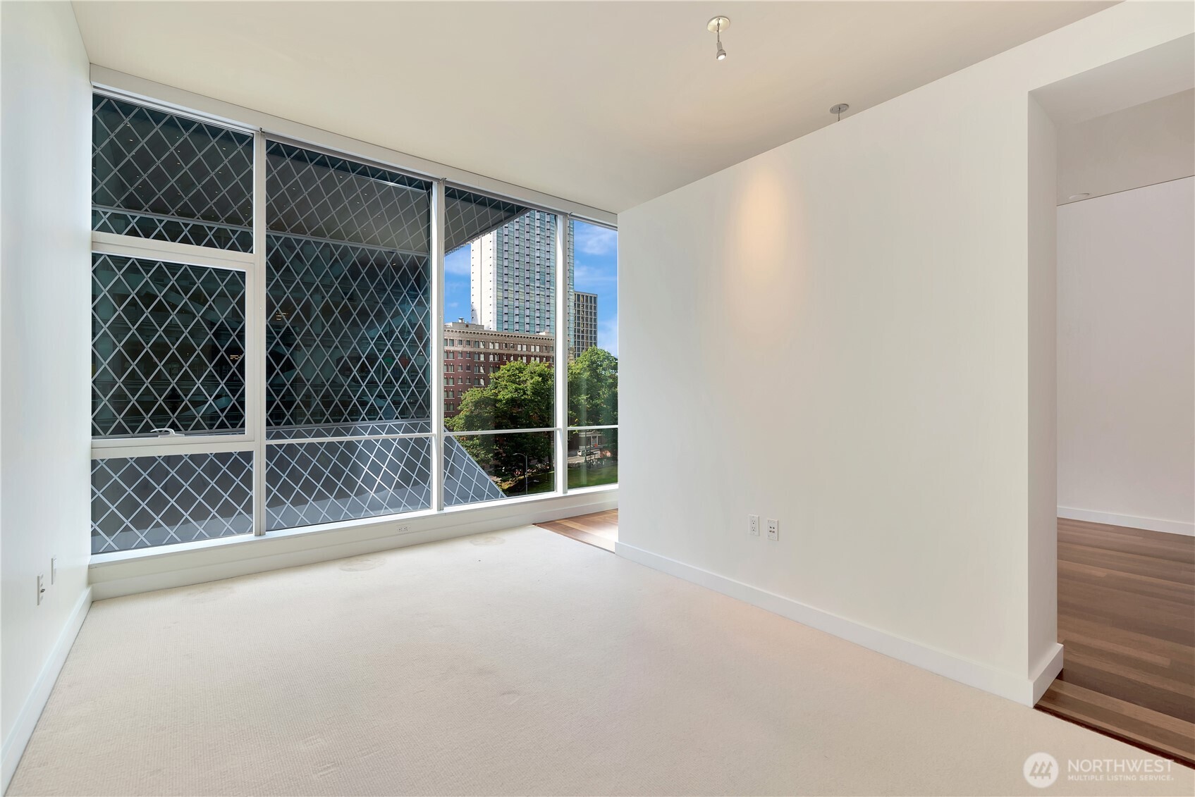 909 5th Ave #502, Seattle, WA 98104