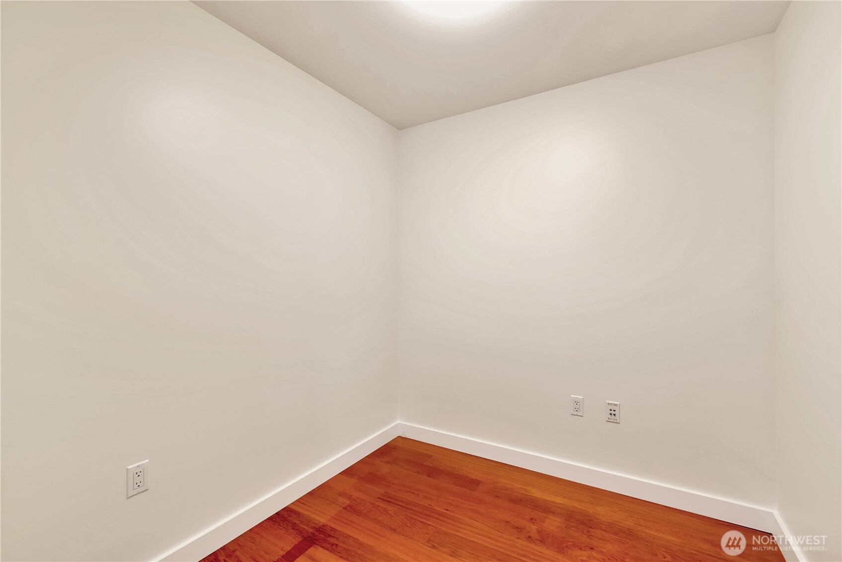 909 5th Ave #502, Seattle, WA 98104