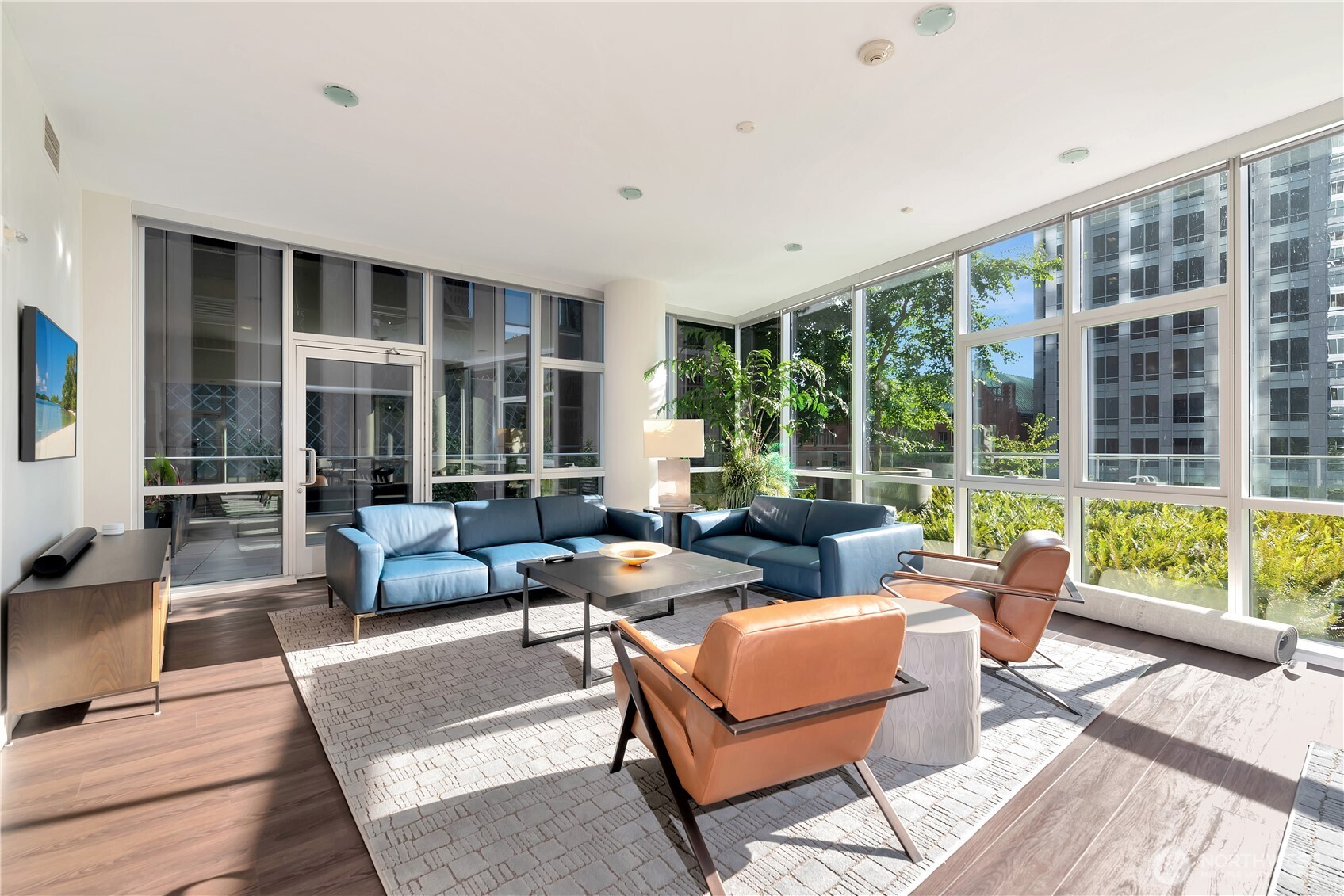 909 5th Ave #502, Seattle, WA 98104