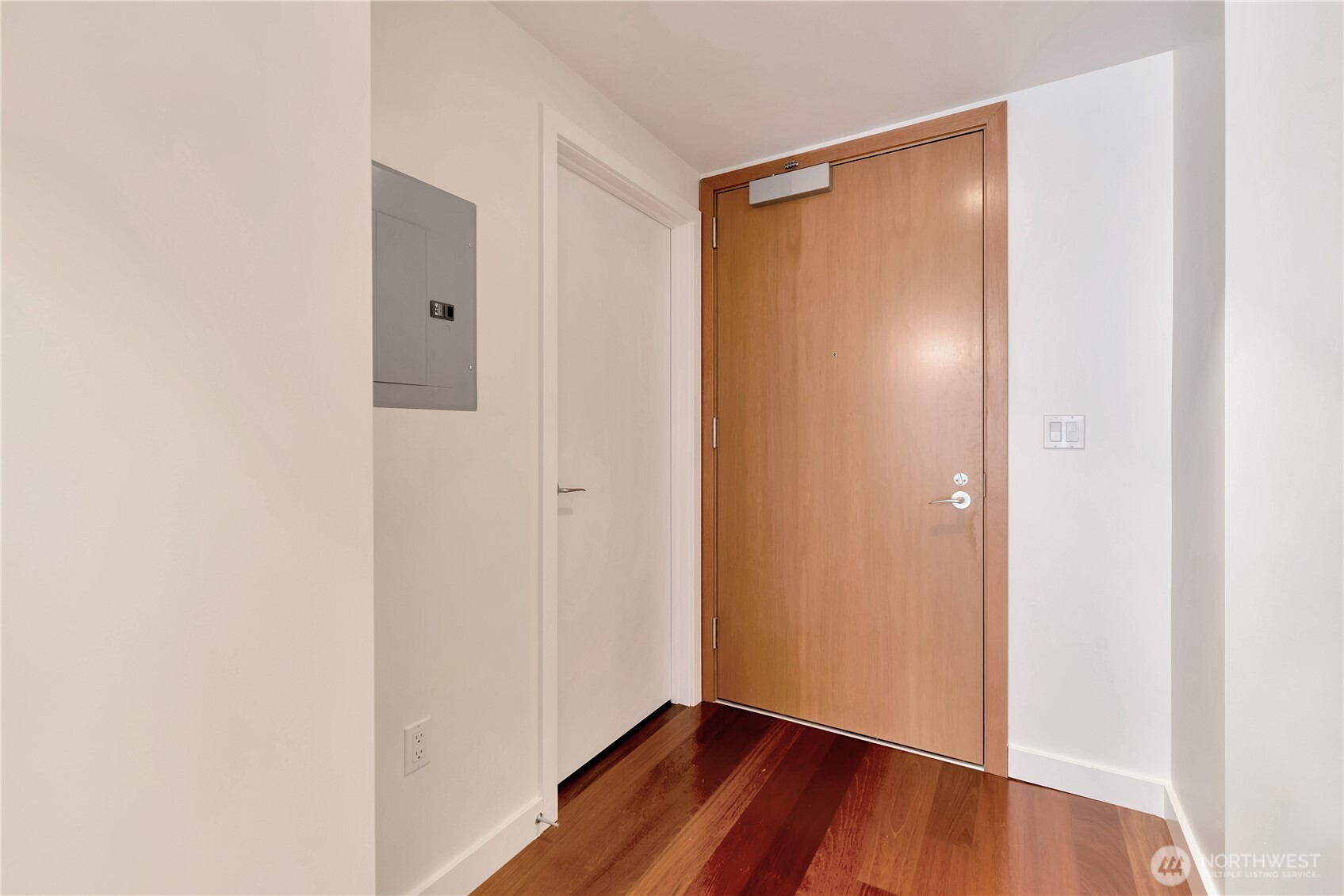 909 5th Ave #502, Seattle, WA 98104