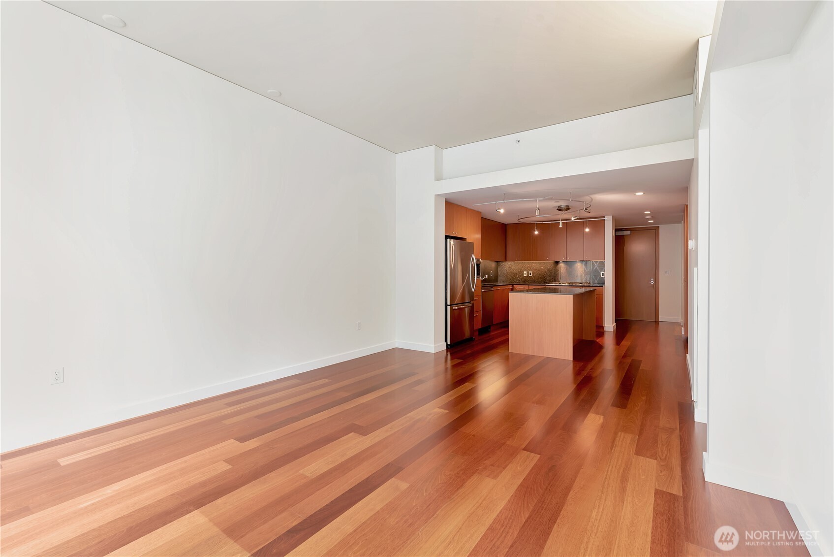 909 5th Ave #502, Seattle, WA 98104