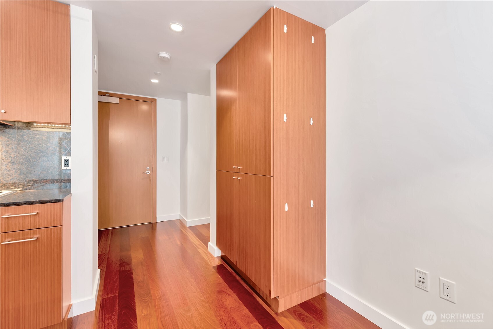 909 5th Ave #502, Seattle, WA 98104