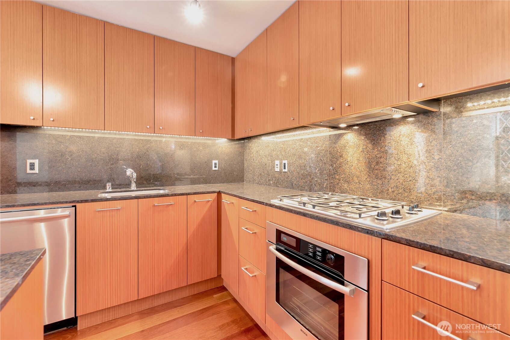 909 5th Ave #502, Seattle, WA 98104