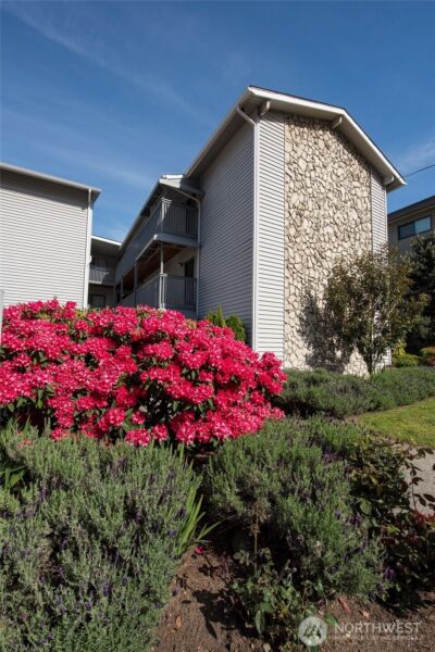 2562 Thorndyke Avenue W #405, Seattle, WA 98199 - Photo 19