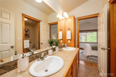 8517 B Stone Avenue N, Seattle, WA 98103 - Photo 18
