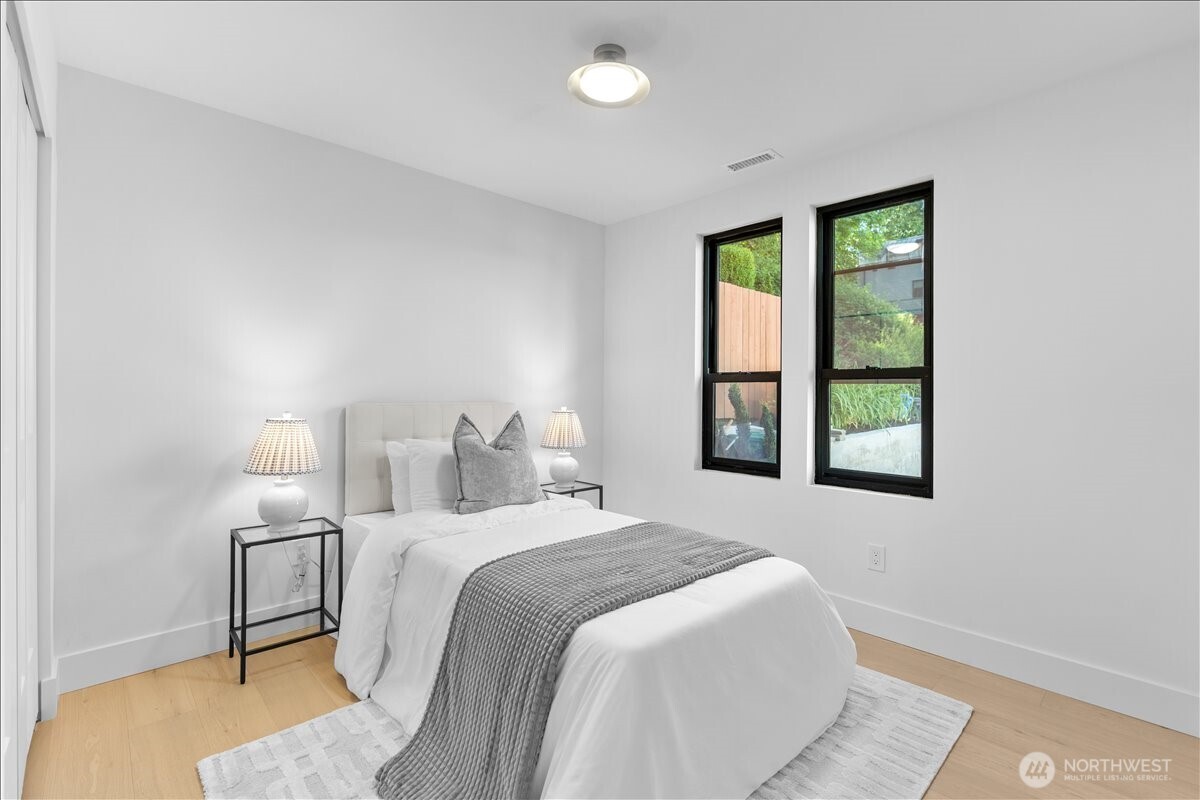 4011 SW Maryland Place , Seattle, WA 98116