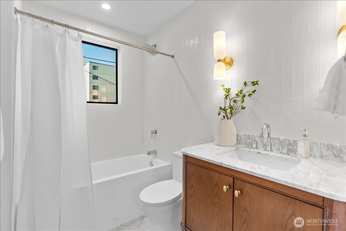 4011 SW Maryland Place , Seattle, WA 98116