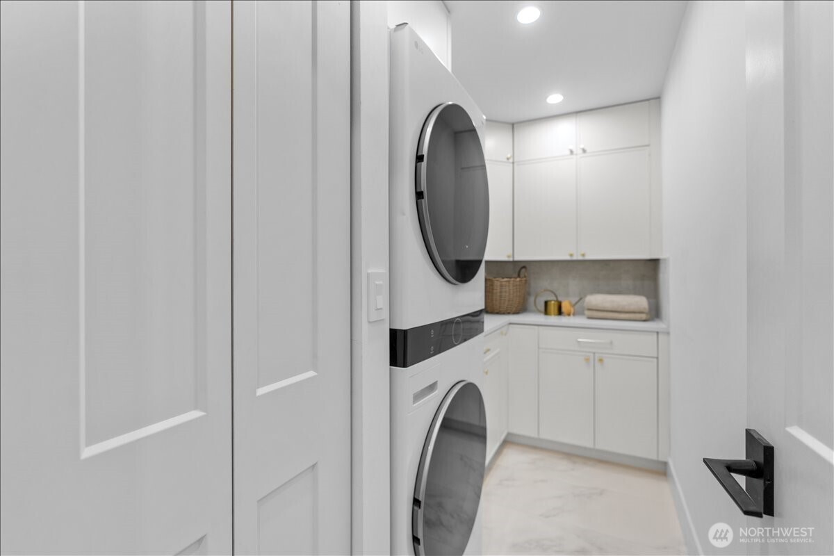 4011 SW Maryland Place , Seattle, WA 98116