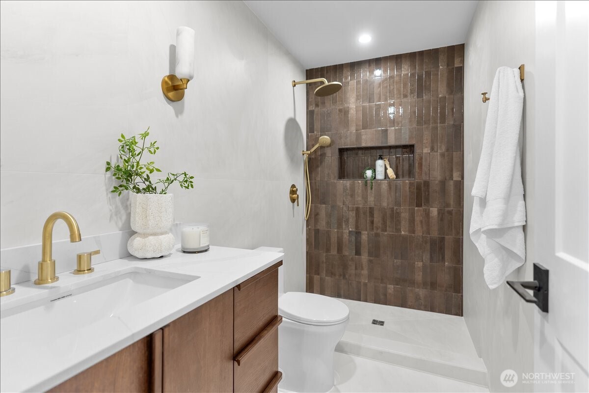 4011 SW Maryland Place , Seattle, WA 98116