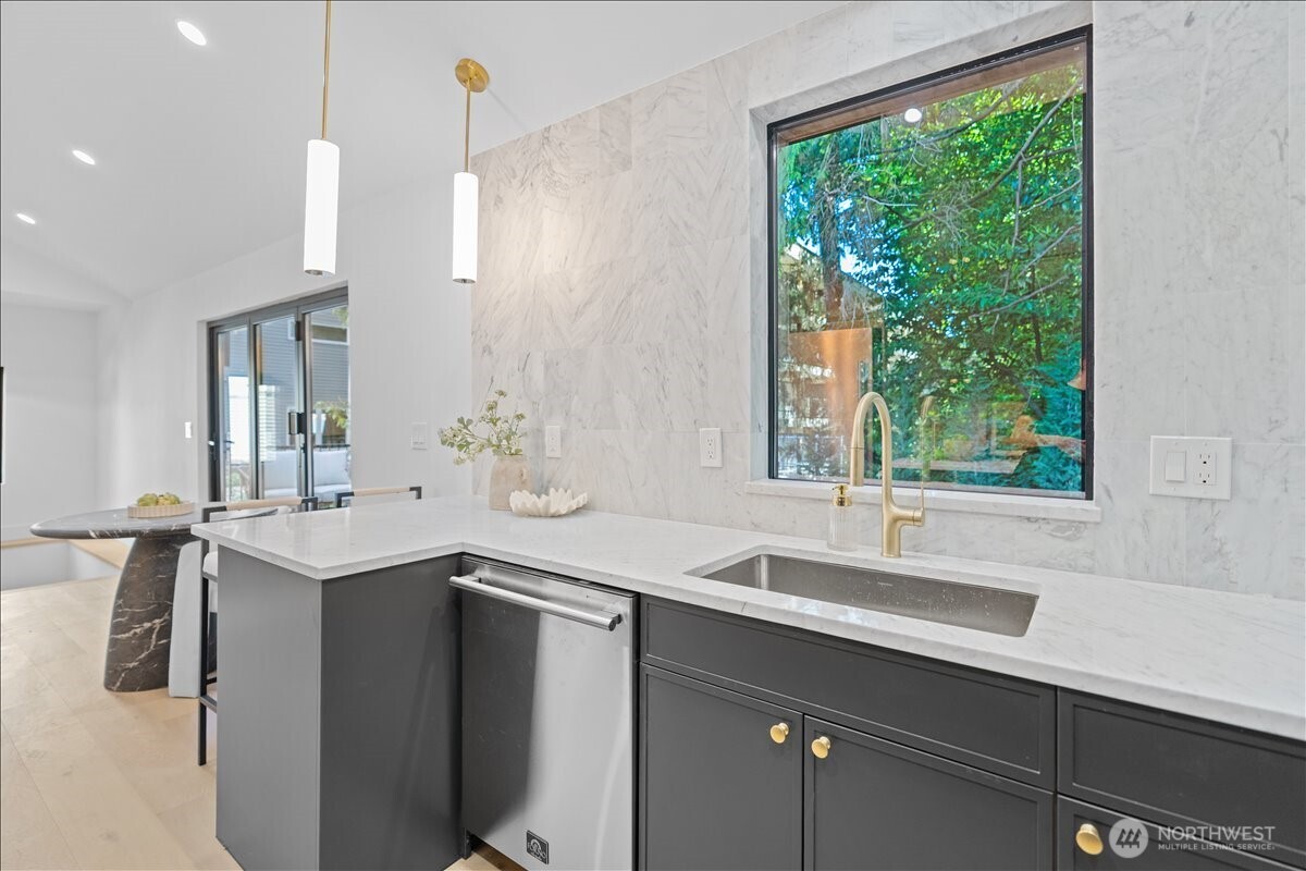 4011 SW Maryland Place , Seattle, WA 98116