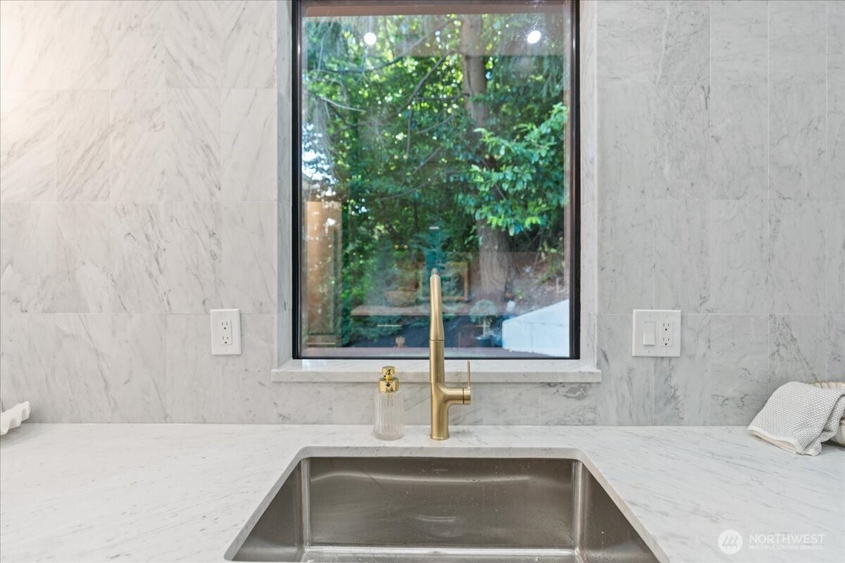 4011 SW Maryland Place , Seattle, WA 98116