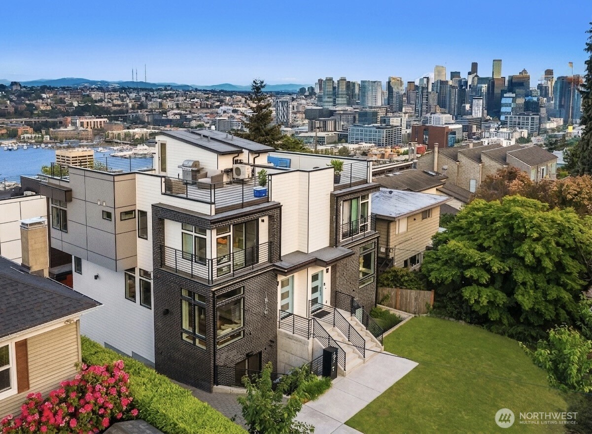 1516 Bigelow Avenue N, Seattle, WA 98109