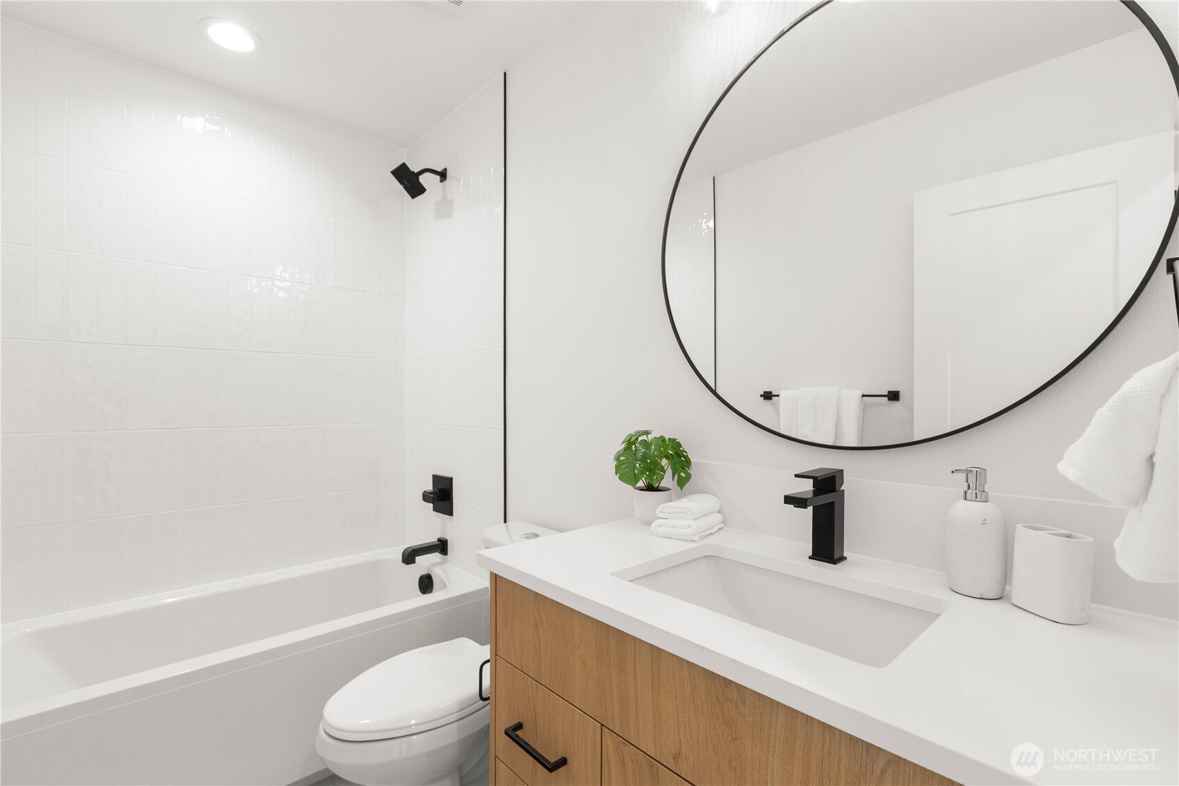 955 N 35th Street , Seattle, WA 98103