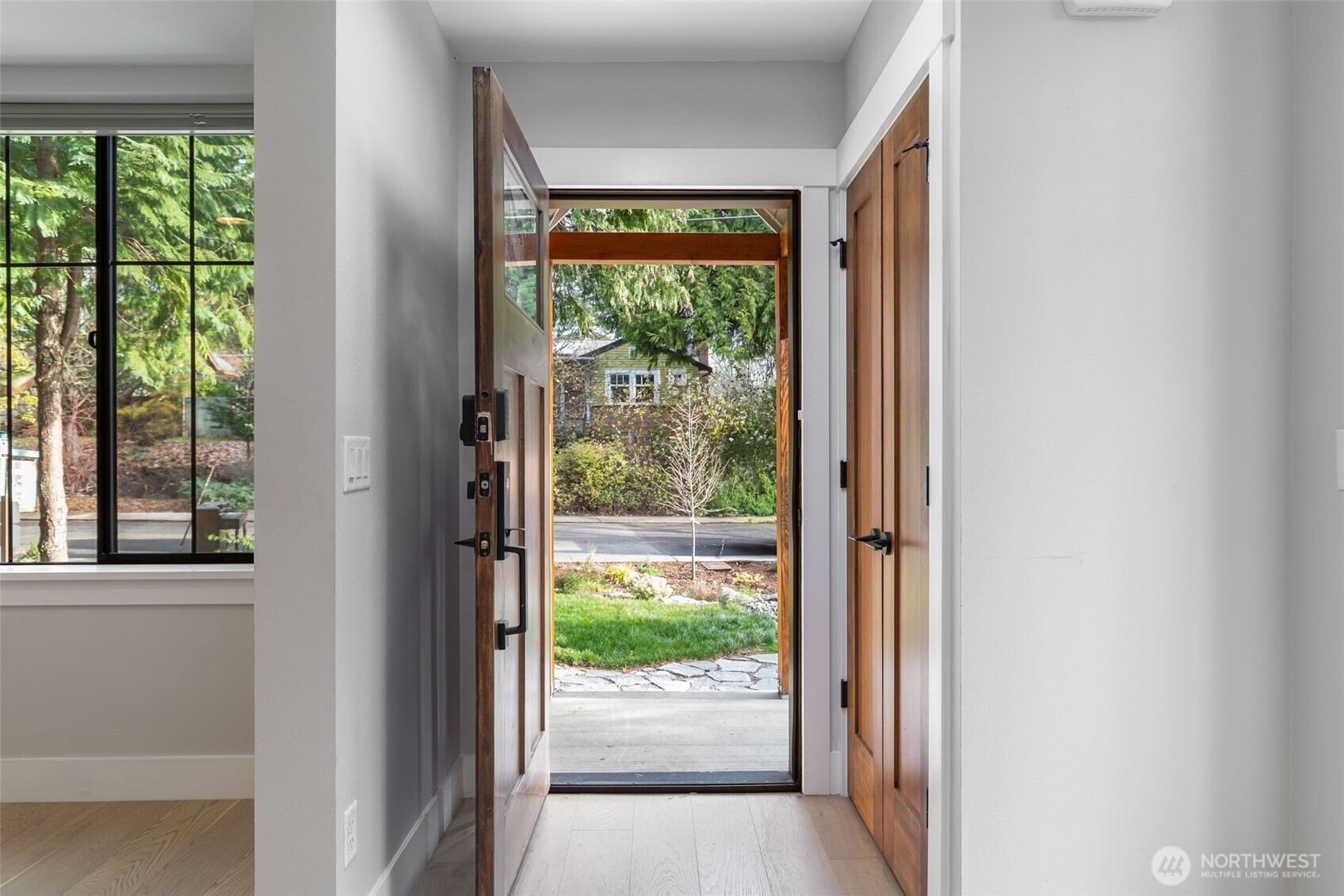 10715 2nd Avenue NW, Seattle, WA 98177-4807