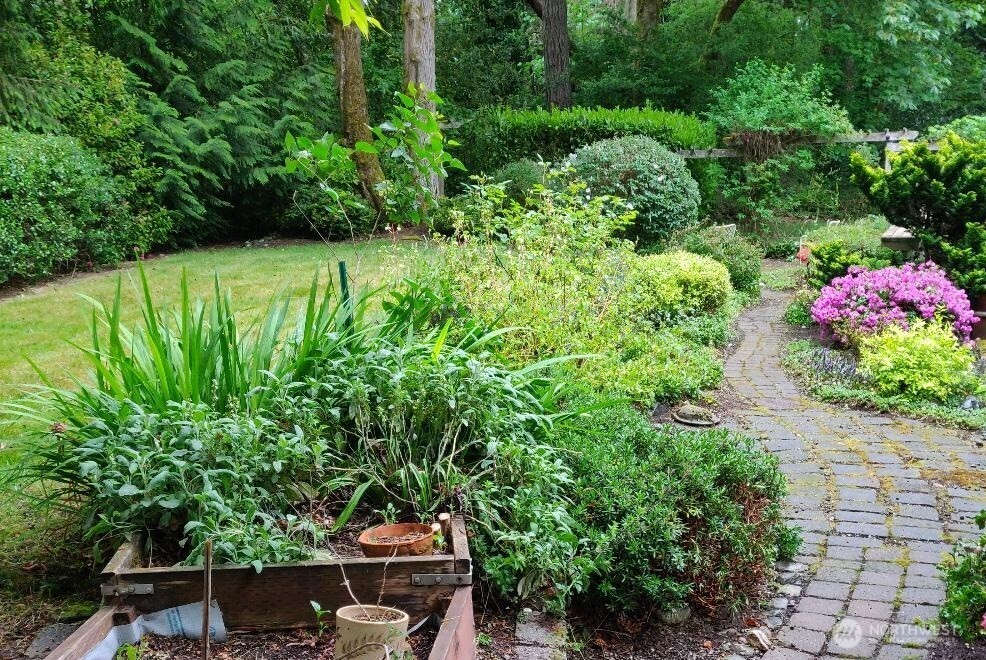8511 Ferncliff Avenue NE, Bainbridge Island, WA 98110
