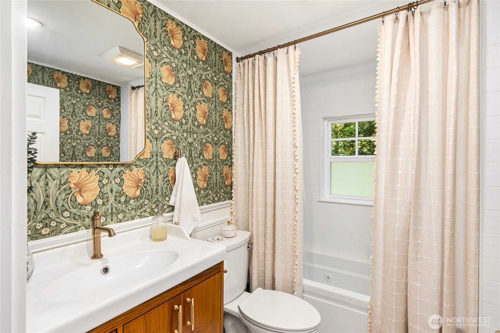 14268 N Madison Avenue NE, Bainbridge Island, WA 98110
