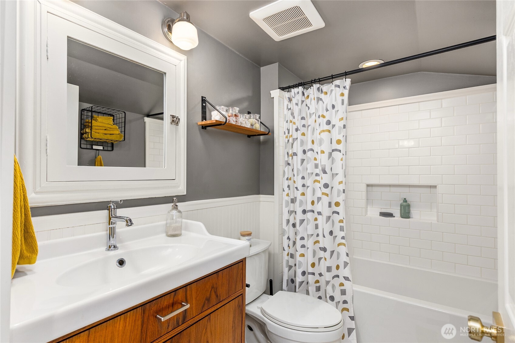 14268 N Madison Avenue NE, Bainbridge Island, WA 98110