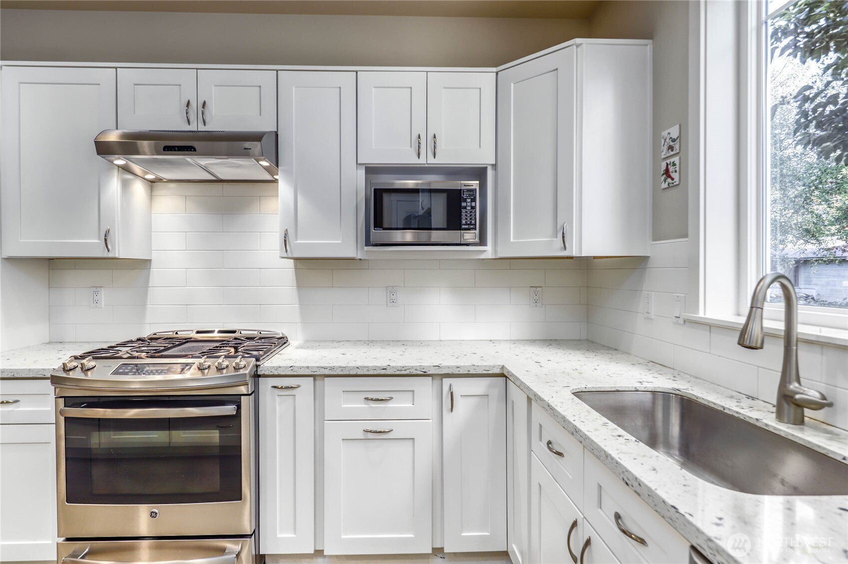 690 Wintersweet Road NE, Bainbridge Island, WA 98110