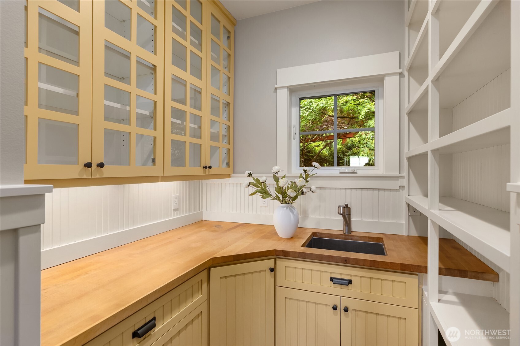 4548 Island Avenue NE, Bainbridge Island, WA 98110