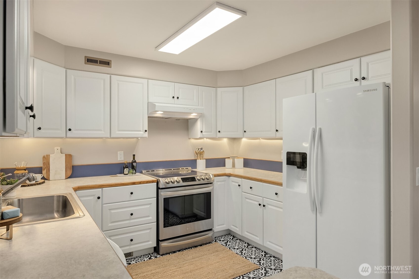 24390 Mount Washington View Lane NW, Poulsbo, WA 98370-8057