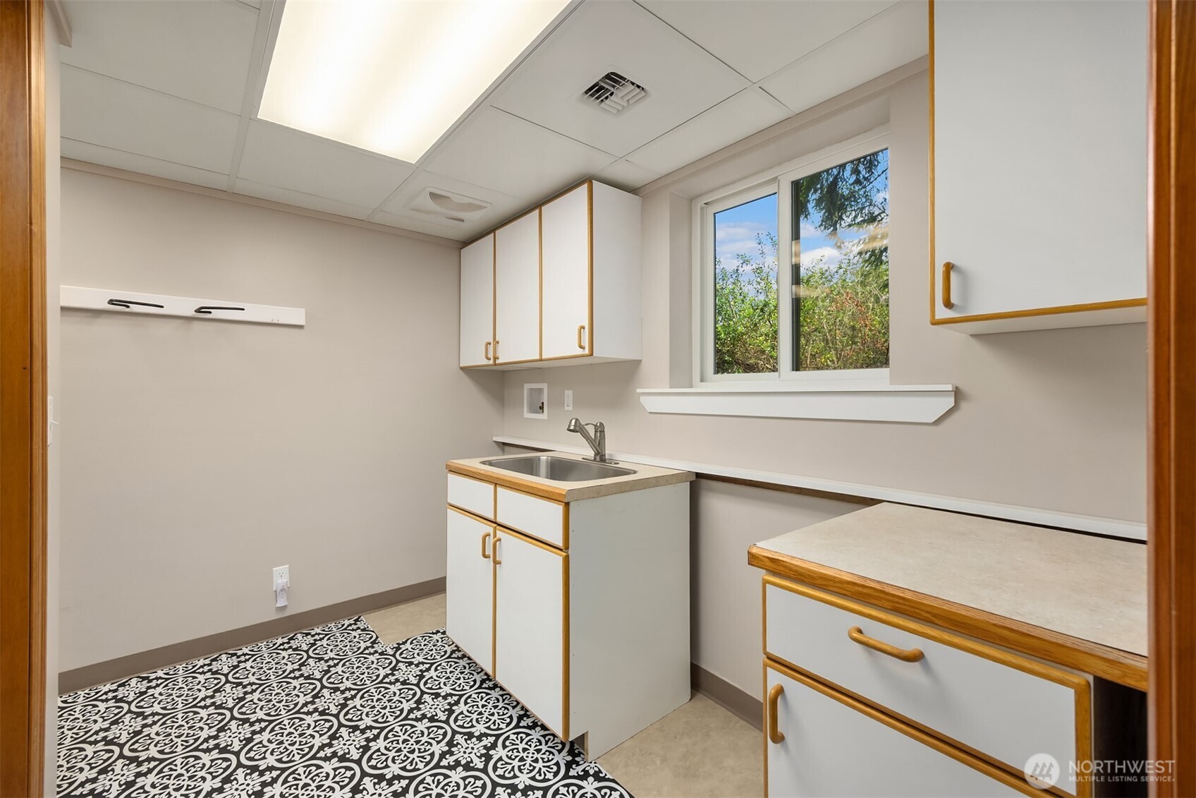 24390 Mount Washington View Lane NW, Poulsbo, WA 98370-8057