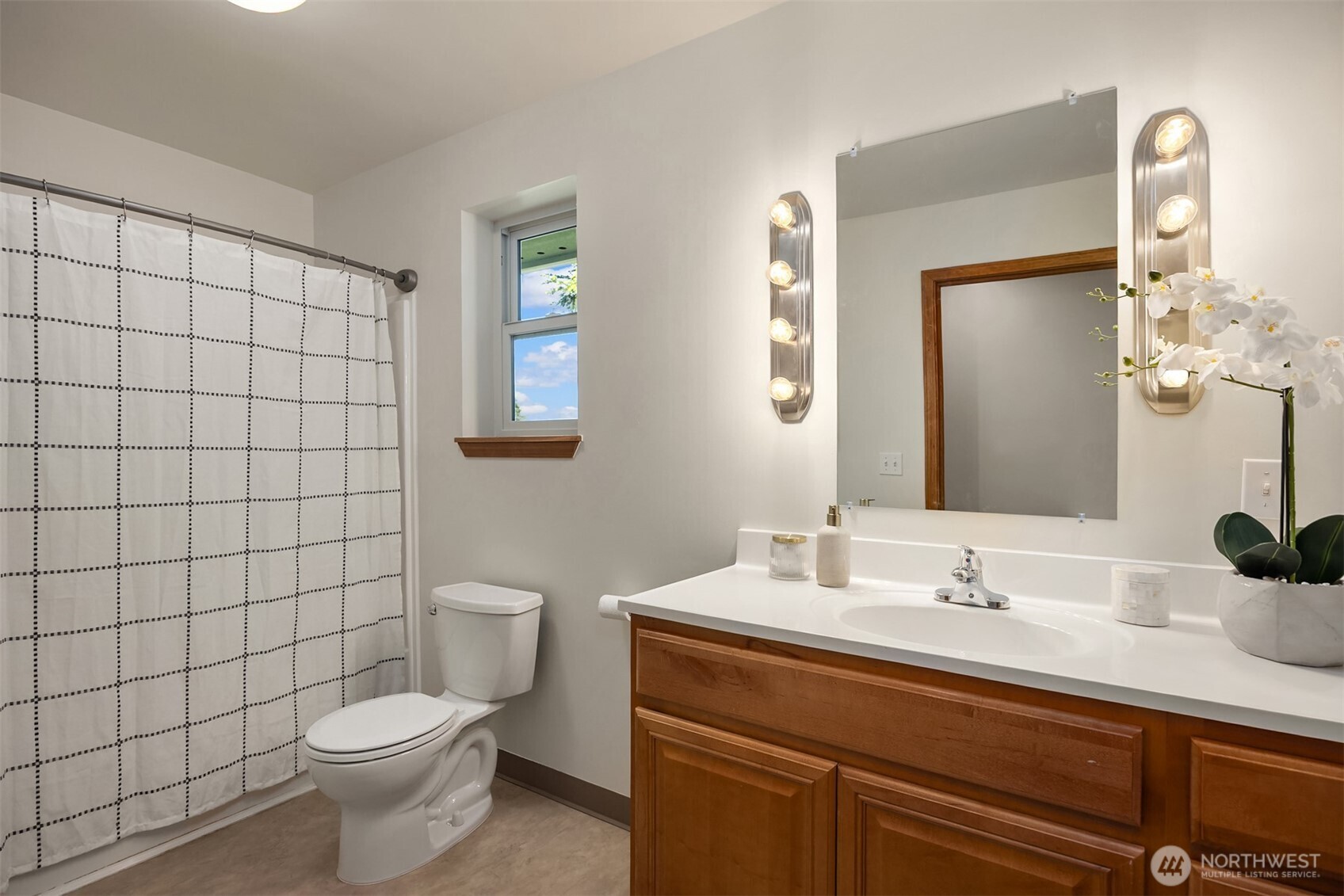 24390 Mount Washington View Lane NW, Poulsbo, WA 98370-8057