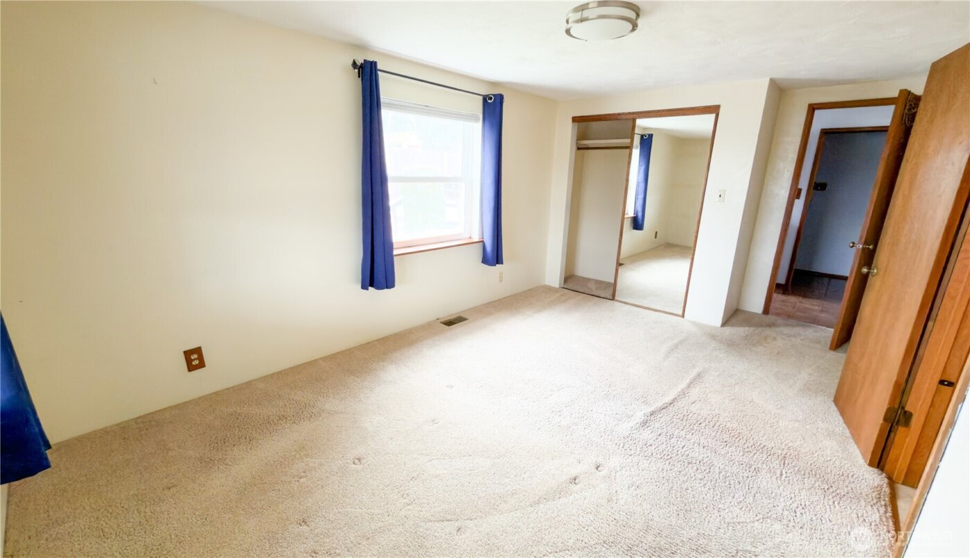 170 E Lakeland Drive , Allyn, WA 98524