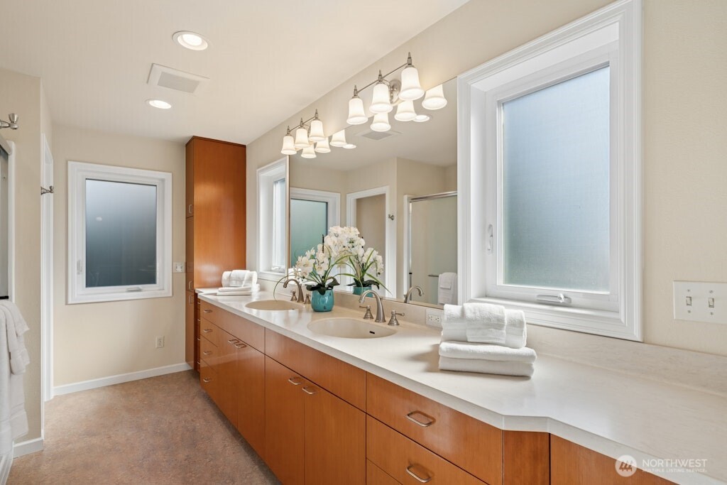 5720 59th Avenue NE, Seattle, WA 98105-2028