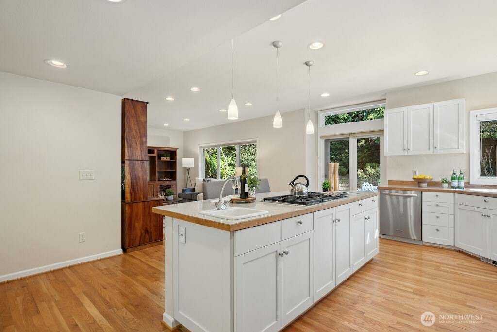 5720 59th Avenue NE, Seattle, WA 98105-2028