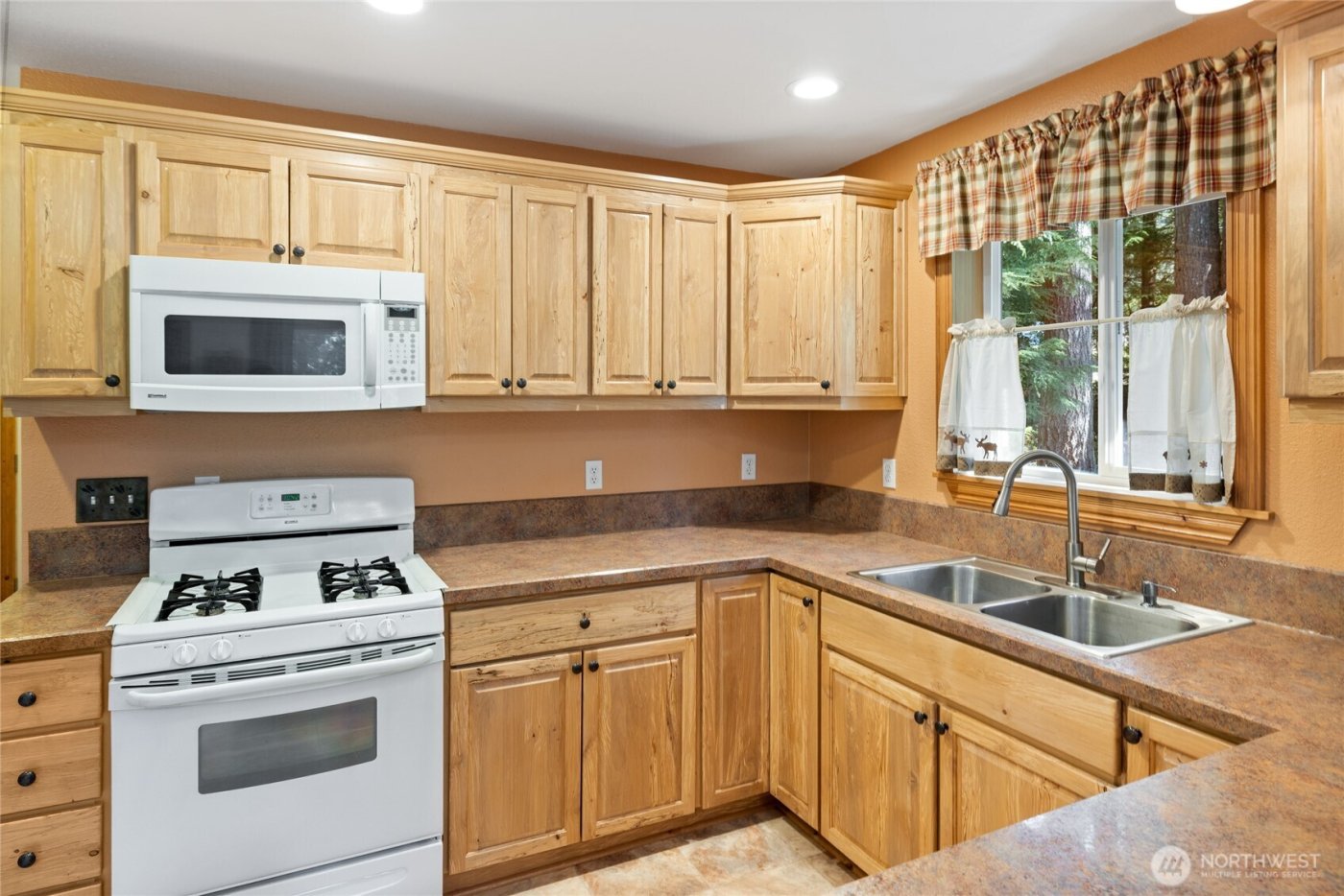 214 Paradise Dr , Ashford, WA 98304