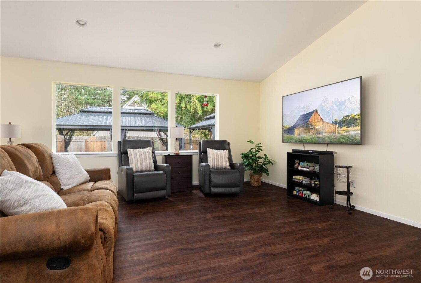 7882 Blakely Avenue , Clinton, WA 98236